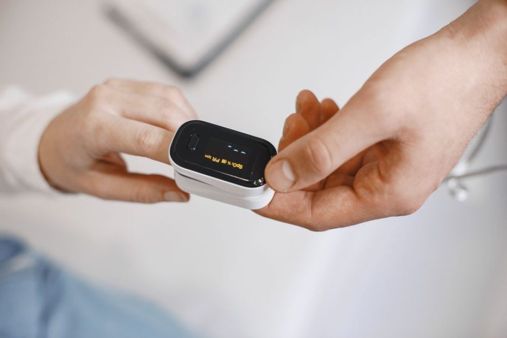 Do Pulse Oximeters Work on Dark Skin — What the Evidence Shows