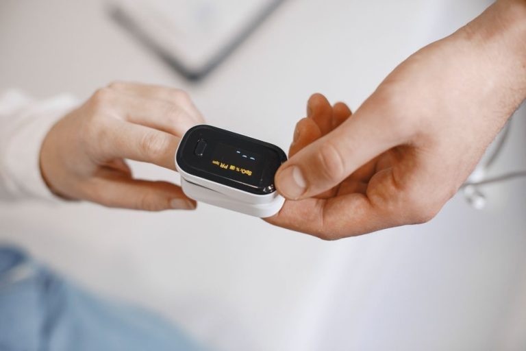 Do Pulse Oximeters Work on Dark Skin — What the Evidence Shows